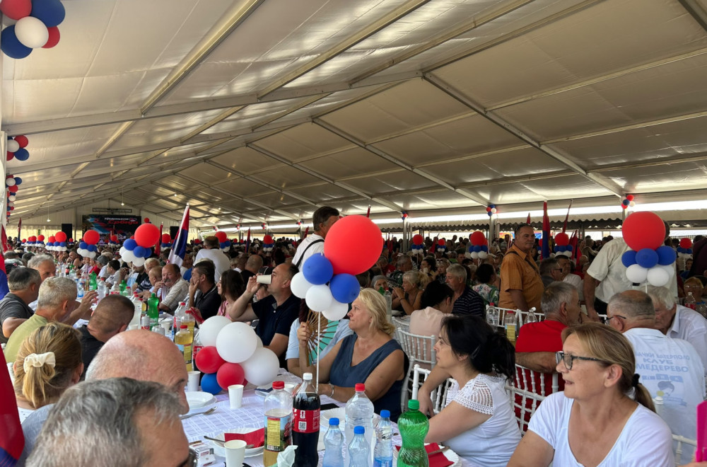 Lapovo čeka Vučića; Okupio se veliki broj ljudi, vijori se srpska trobojka FOTO
