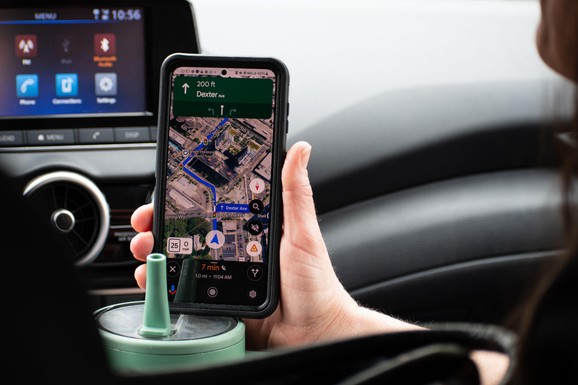 Ljudi su oduševljeni SKRIVENOM FUNKCIJOM na Google maps: Zovu je "vremenska mašina", evo kako da je podesite